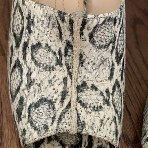 Tahari WALDEN Snakeskin print LEATHER Neutrals Size 8.5M Raised seam HEELS - Picture 8 of 11